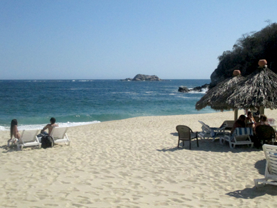 Huatulco es la única área turística en México que ha obtenido la certificación Green Globe, medida de comparación mundial y sistema de certificación para la industria de turismo y viajes. UNESCO ha designado al municipio de Santa Maria Huatulco y al Parque Nacional de Huatulco como reservas de biosfera.