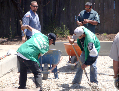 De izq. a der.:  Gerardo Morales y Nazario Chiyal jornaleros del Centro Laboral de Hayward trabajan en un proyecto reciente de construcción en Hayward. Un informe reciente pone a la luz que el crecimiento más rápido que se haya dado en empleos para inmigrantes desde el año 2000 ocurrió en trabajos que requieren una cualificación media.