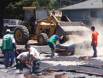 Jornaleros del Centro Laboral de Hayward trabajan donando su tiempo en la construcción de un patio de recreo para los niños en Hayward. 