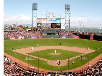 Aficionados al beisbol se dieron cita en el estadio AT&T Park en San Francisco para la gran apertura de la temporada 2012. Aficionados al beisbol se dieron cita en el estadio AT&T Park en San Francisco para la gran apertura de la temporada 2012.