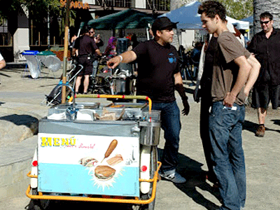 Alfonso Dominguez y su Tacobike. Dominguez compró la bicicleta en México y la trajo a Oakland, en donde le hizo modificaciones para darle una apariencia auténtica y única.