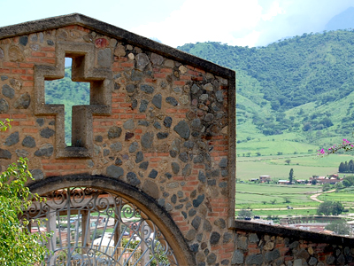 Una catedral en el centro de México se mantiene de pie al frente de unas montañas verdes. La tierra mexicana es sagrada para muchos hispanos y una capilla en el Este de la Bahía será la primera en hacerla  disponible para las familias en EE.UU.  