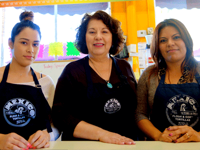 Mexico Tortilla Factory en Newark produce comida con ingredientes naturales  y  un amor al trabajo tradicional. Susana “Sucy” Collazo  (en medio)  posa con Ruby Aguilar  (izq)  y  Maria Contreras (der).  Foto: Ferron Salniker.